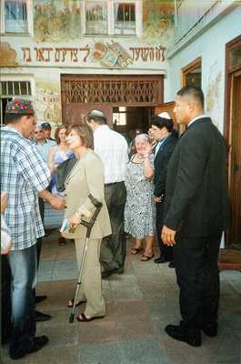 Посещение послом Израиля в Грузии госпожой Ривкой Коэн синагоги в г. Сухуми 28 июля 2004 г.